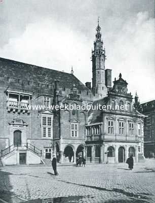 Noord-Holland, 1920, Haarlem, Het Stadhuis te Haarlem. Het noordoostelijk gedeelte van het Stadhuis te Haarlem met de Middeleeuwsche aanbouwen, waarvan de grootste in 1633 van een nieuwen voorgevel is voorzien, en den Stadhuistoren, die, in 1772 afgebroken, in 1914-'15 is herbouwd