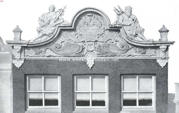 Noord-Holland, 1920, Hoorn, Bekroning van een gevel aan de Nieuwstraat te Hoorn
