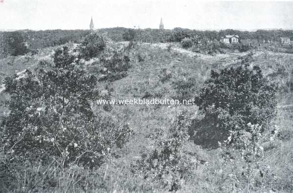 Noord-Holland, 1920, Castricum, Castricum. Gezicht van de duinen op de kerktorens van Castricum. Rechts het station