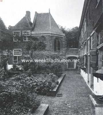 Zuid-Holland, 1920, Leiden, Leidsche Hofjes. Binnenplaats van het St. Annahofje, met op den achtergrond de kapel. Rechts daarvan de poort aan de Hooigracht