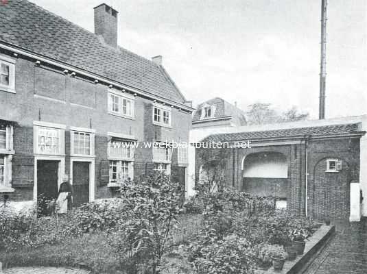 Zuid-Holland, 1920, Leiden, Leidsche Hofjes. Kijkje op de binnenplaats van het St. Annahofje, met achteruitgang links van het tuinhuisje