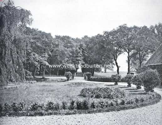 Drenthe, 1920, Dwingelo, Het Huis Oldengaerde en de vroegere havezathen te Dwingeloo. De buitenhof van Oldengaerde, van het huis uit gezien