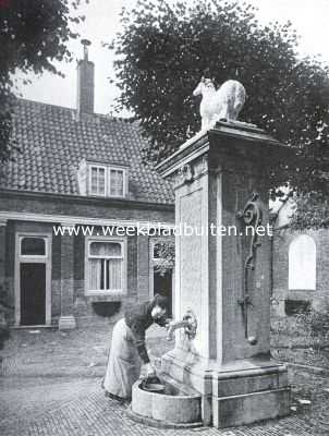 Leidsche Hofjes. Binnenplaats met pomp van 't hofje van Eva van Hogeveen