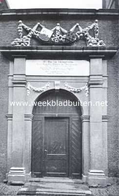 Leidsche Hofjes. De poort van het hofje van Hogeveen aan de Doelenstraat