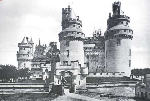 Het kasteel van Pierrefonds. Zuidzijde met voorpoort. Links de Arthurtoren, op den voorgrond de Charlemagne en Caesar-torens; tusschen deze de Donjon