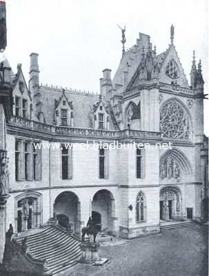 Het kasteel van Pierrefonds. Hoek van het binnenplein. Links de opgang tot het kasteel (soldatenverblijven) met standbeeld van Lodewijk van Orleans, rechts de kapel