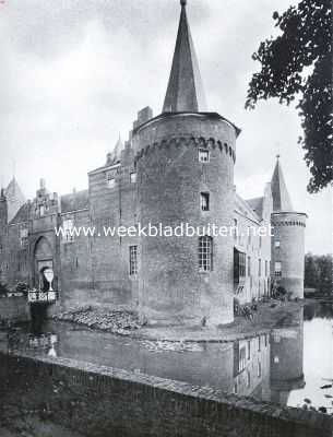 Helmond's nieuwe gemeentehuis. Het oude kasteel te Helmond. In een volgend nummer komen wij op dezen merkwaardigen aankoop terug