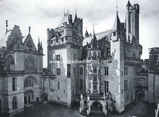 Het kasteel van Pierrefonds. Zuidoosthoek van het binnenplein. Links de kapel in 't midden de Donjon met eeretrap, rechts de hoofdingang