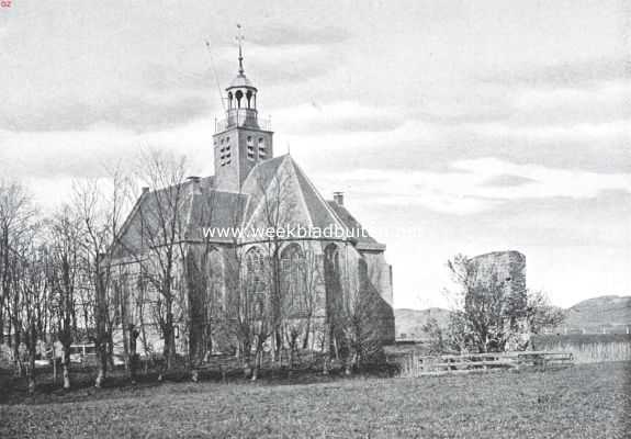 Noord-Holland, 1920, Egmond aan den Hoef, De Egmonden. Het kerkje te Egmond aan den Hoef. Rechts daarvan het eenige overblijfsel van het slot