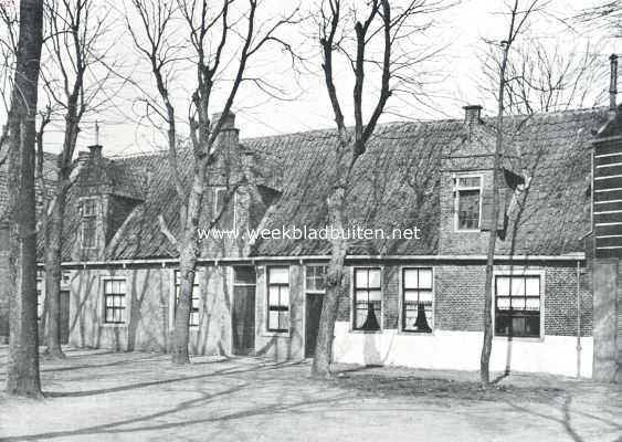 Noord-Holland, 1920, Egmond aan den Hoef, De Egmonden. Oude huisjes ten westen van de kerk te Egmond aan den Hoef