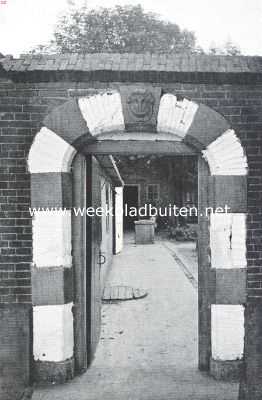 Noord-Holland, 1920, Egmond aan den Hoef, De Egmonden. Poortje van een oud huis te Egmond aan den Hoef, tegenover de plaats waar het kasteel van Egmond gestaan heeft