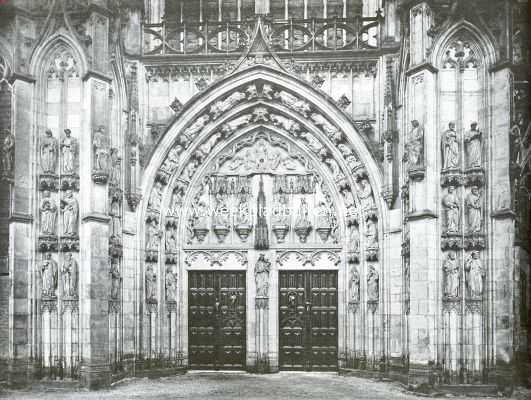 Noord-Brabant, 1920, Den Bosch, De St. Jans Kathedraal te 's Hertogenbosch. Het noorderportaal der St. Jans Kathedraal te 's Hertogenbosch