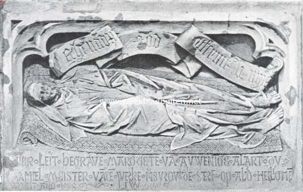 Noord-Brabant, 1920, Den Bosch, De St. Jans Kathedraal te 's Hertogenbosch. De grafsteen van de vrouw van meester Alart, den bouwmeester der kerk, aan de zuiderbinnenmuur