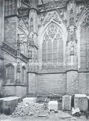 Noord-Brabant, 1920, Den Bosch, De St. Jans Kathedraal te 's Hertogenbosch. Detail van den noordermuur. In het frontaal links de 
