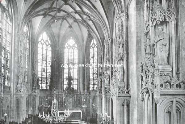 Noord-Brabant, 1920, Den Bosch, De St. Jans Kathedraal te 's Hertogenbosch. De H. Sacramentskapel in de St. Jans Kathedraal. Links de Laat-Gothische lichtkroon. Tegen den peiler rechts het beeld van Mozes