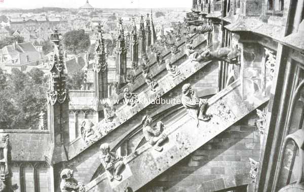 Noord-Brabant, 1920, Den Bosch, De St. Jans Kathedraal te 's Hertogenbosch. De luchtbogen met hunne typische beelden aan de zuidzijde der St. Jans Kathedraal