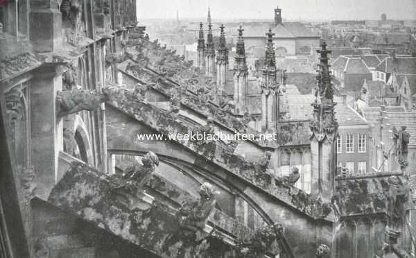 Noord-Brabant, 1920, Den Bosch, De St. Jans Kathedraal te 's Hertogenbosch. De luchtbogen aan de noordzijde der kerk