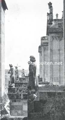 Noord-Brabant, 1920, Den Bosch, De St. Jans Kathedraal te 's Hertogenbosch. Beelden aan de noordzijde der kerk