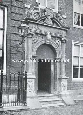 Noord-Holland, 1920, Hoorn, Het voormalige Oude Vrouwen of St. Geertenhuis te Hoorn. De nog bestaande poort van het Oude Vrouwenhuis te Hoorn