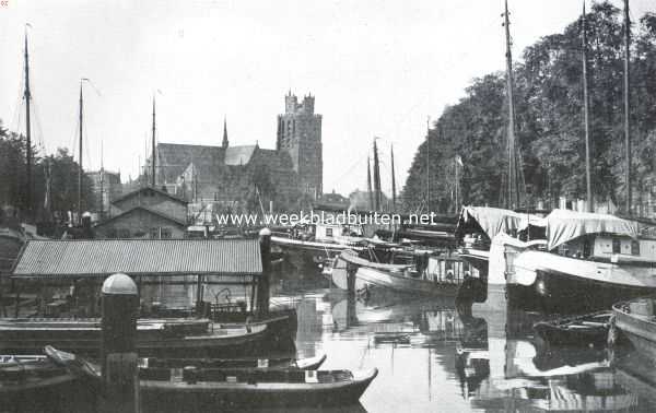 Dordrecht. Gezicht van de Aardappelmarkt op de Nieuwe Haven en de Groote Kerk