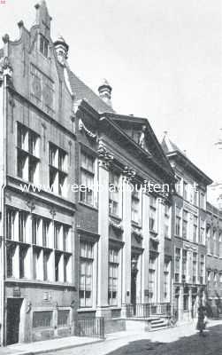 Zuid-Holland, 1920, Dordrecht, Dordrecht. Merkwaardige gevels aan de Wijnstraat. Links Beverenburgh (1556), rechts de Onbeschaamde (ongeveer 1660)