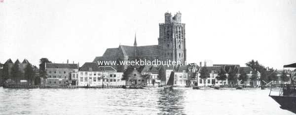 Dordrecht. De Groote Kerk met omgeving te Dordrecht, gezien van den Zwijndrechtschen wal. Links het Catharijnepoortje