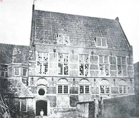 Dordrecht. Dordrecht's schande. De historische Kloveniersdoelen in de verwaarloosden toestand waarin het gebouw zich kort voor de slooping bevond