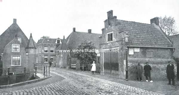 Utrecht, 1920, Ijsselstein, Ijselstein. De overblijfselen van de Ijselpoort. Rechts een huisje van 1622, thans bergplaats der brandspuit