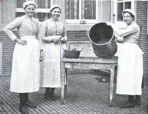 Noord-Holland, 1920, Amsterdam, Iets over Amsterdamsche weezen. Ned. Herv. Diaconieweeshuis. Werkkleeding voor de keuken