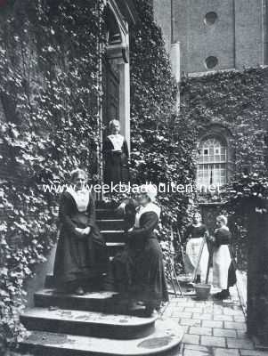 Noord-Holland, 1920, Amsterdam, Iets over Amsterdamsche weezen. Drie meisjes van het R.K. Maagdenhuis in haar gewone huis of uitgaanskleeding. Rechts twee meisjes in werkkleeding