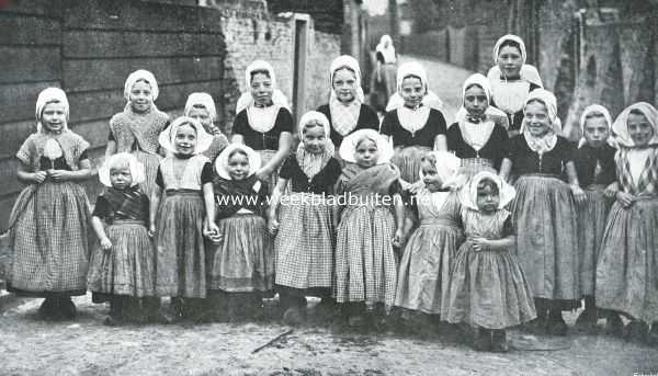 Zeeland, 1920, Onbekend, Walcheren. Groepje kinderen in de gewone Walchersche en in de Arnemuidensche kleederdracht. De meisjes met breede muts op de voorste rij, behalve het middelste, komen uit Arnemuiden