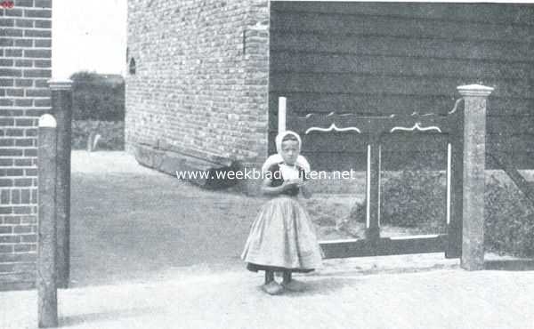 Zeeland, 1920, Onbekend, Walcheren. Klein vrouwtje poseert voor onzen fotograaf