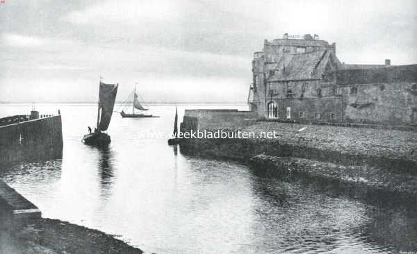 Zeeland, 1920, Onbekend, Walcheren. De haveningang te Veere. Rechts de Kampveersche toren