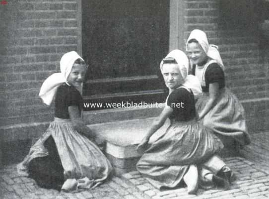 Zeeland, 1920, Zoutelande, Walcheren. Gestoord door onzen fotograaf in het bikkelspel