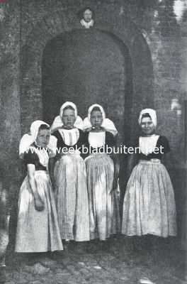 Zeeland, 1920, Zanddijk, Walcheren. Meisjes voor een poortje in het gehucht Zanddijk bij Veere