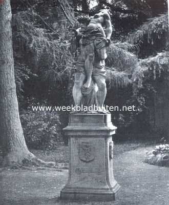 Het Huis Gunterstein. Beeld in het park, voorstellende de roof van Persephone door Pluto