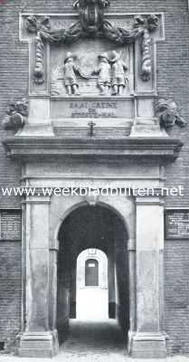 Zuid-Holland, 1921, Delft, Het Prinsenhof te Delft. De poort welks opschrift herinnert aan de bestemming tot Latijnsche school in 1775. Daarboven de fraaie steen van 1658, herinnerend aan de bestemming van een gedeelte van het Prinsenhof  tot Saaihal