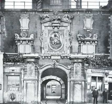 Dordrecht's stadspoorten. De gevel van de Groothoofdspoort, rivierzijde, met het voorpoortje