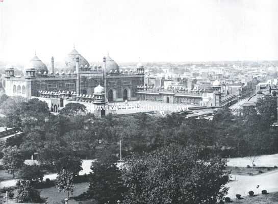 India, 1921, Agra, Indische steden. De Vrijdagsmoskee te Agra