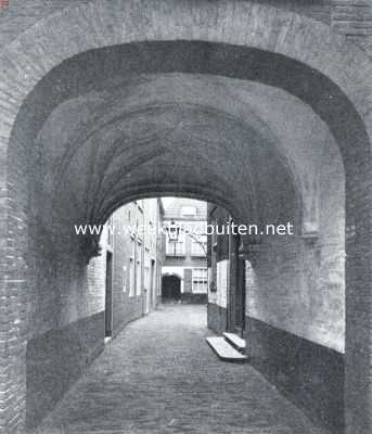 Zuid-Holland, 1921, Delft, Poortje van het voormalig St. Agathaklooster te Delft, toegang gevende tot de Waalche Kerk en het Mil. Hospitaal