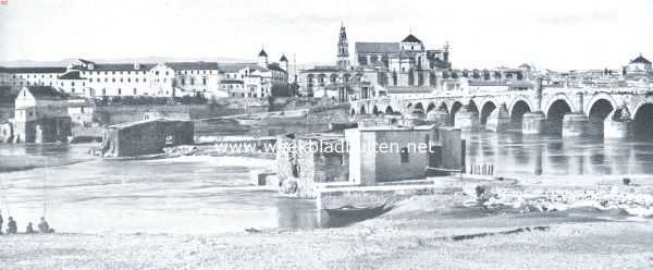 Crdoba. Gezicht op Crdoba. Rechts de oude Moorsche brug over de Guadalquivir; in de rivier runes van oude Moorsche watermolens. Het gebouwencomplex tegenover de brug is de moskee, waarvan de ommuring duidelijk te onderscheiden is; het massief dat uit deze ommuring opstijgt, is het renaissance koor. De hooge toren, in half Moorschen, half Christelijken stijl (Mudejar-stijl) is de ingang tot de Moskee (poort der genade)