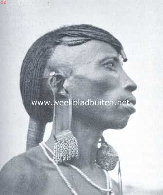 Afrika, 1921, Onbekend, Inboorling uit Oost-Afrika met zwarte kettingversierselen aan de sterk verlengde oorlellen