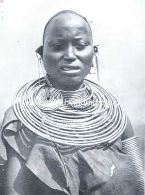 Afrika, 1921, Onbekend, Massai-vrouw, zwaar belast met sieraden van ijzerdraad, waarvoor voornamelijk telegraafdraad gebruikt wordt