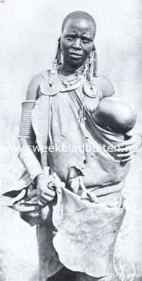 Afrika, 1921, Onbekend, Massai-vrouw, rijk met draden en andere versierselen getooid