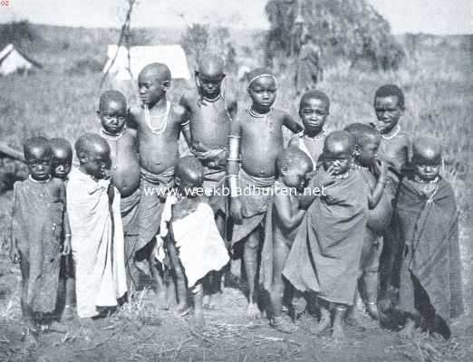Afrika, 1921, Onbekend, Met parelsnoeren getooide kinderen uit de omgeving van het Victoria Nyanza-Meer