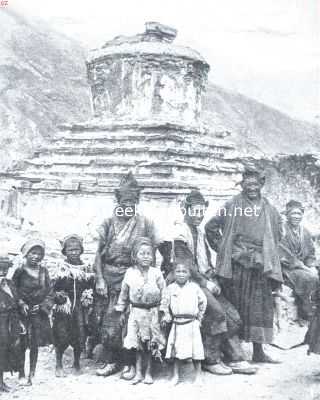 India, 1921, Onbekend, In het Himalaya-Gebergte. Lamas met hun scholieren te Langskar