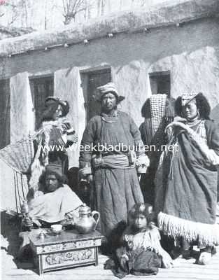 India, 1921, Onbekend, In het Himalaya-Gebergte. Bewoners van Ladak voor hun huis