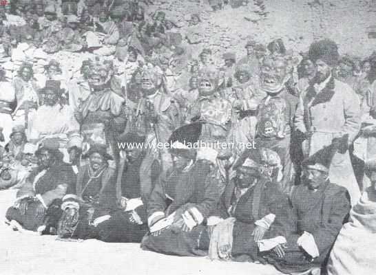 India, 1921, Onbekend, In het Himalaya-Gebergte. Gemaskerde proesters, lama's en edellieden