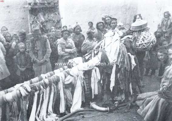 India, 1921, Onbekend, In het Himalaya-Gebergte. Een primitief afgodsbeeld, dat hoog vereerd wordt. Het roode kluwen stelt het hoofd voor, waarop een kroon bevestigd is. Het wordt van plaats tot plaats gedragen