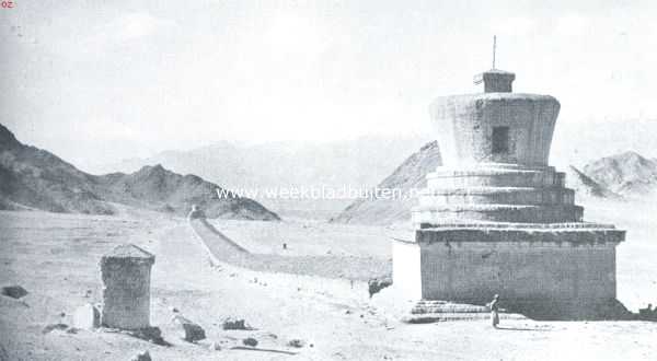 India, 1921, Leh, In het Himalaya-Gebergte. De manimuur bij Leh